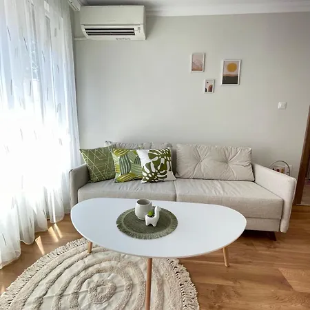 Seven Hills With Optional Parking Apartment *